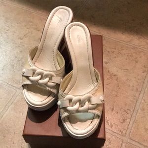 🎉SALE🎉🎉Antonio Melani White Sandals 🎉